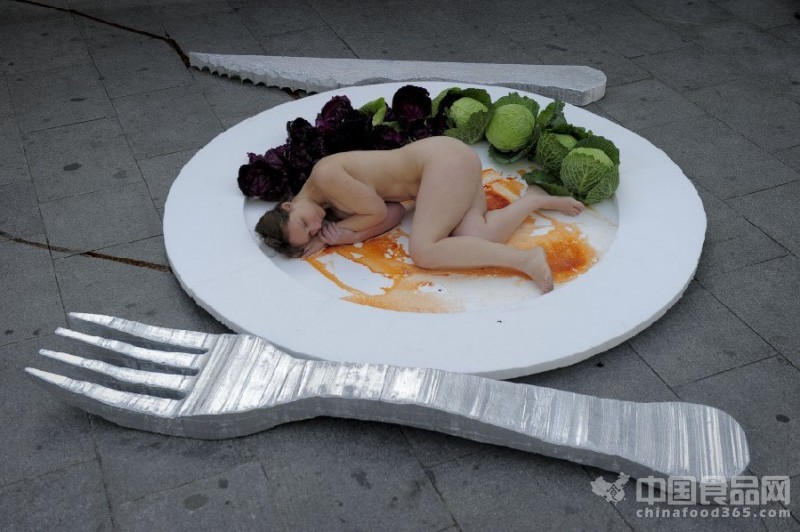 盘中餐竟是真人裸女 你敢吃吗