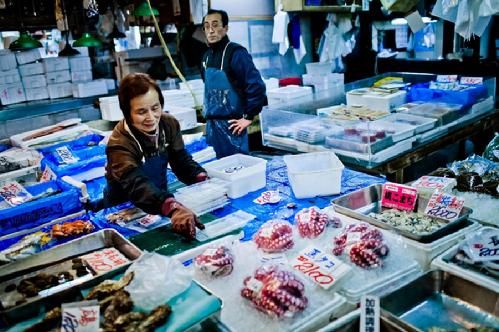 东京筑地鱼市，日本最大的鱼市，同时也是世界上最大的鱼市之一